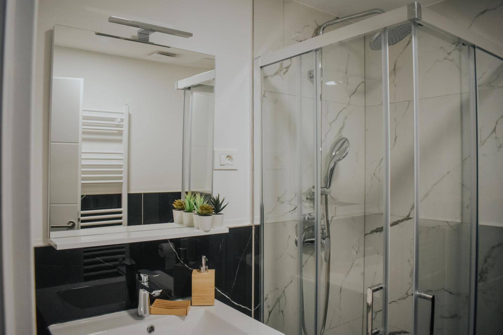 Apartments Jelovic Синь Екстер'єр фото